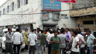 Uttar Pradesh: Robbery in Central Bank in orai | उरई: सेंट्रल बैंक में देशी बम फेंककर दिन दहाड़े हुई 4 लाख की डकैती Uttar Pradesh: Robbery in Central Bank in orai | उरई: सेंट्रल बैंक में देशी बम फेंककर दिन दहाड़े हुई 4 लाख की डकैती