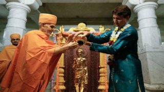 Canadian PM Justin Trudeau Performs Pooja in Indian Attire to Mark 10th Anniversary of BAPS Canadian PM Justin Trudeau Performs Pooja in Indian Attire to Mark 10th Anniversary of BAPS