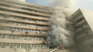 Massive Fire at Lok Nayak Bhawan in Delhi, 25 Fire Engines at Spot Massive Fire at Lok Nayak Bhawan in Delhi, 25 Fire Engines at Spot