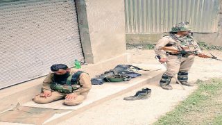 CRPF Shares Picture of Jawan Guarding Muslim Colleague Offering Namaaz, Captions it ‘Brother-In-Arms For Peace’ CRPF Shares Picture of Jawan Guarding Muslim Colleague Offering Namaaz, Captions it ‘Brother-In-Arms For Peace’