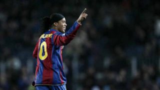 Ronaldinho, Ryan Giggs Arrive in Pakistan for Exhibition Match Ronaldinho, Ryan Giggs Arrive in Pakistan for Exhibition Match