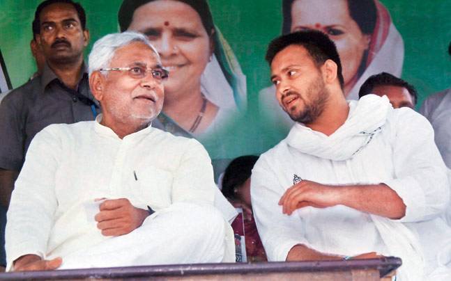 Nitish Kumar meets Rahul Gandhi amid speculations of rift in 'mahagathbandhan' Nitish Kumar meets Rahul Gandhi amid speculations of rift in 'mahagathbandhan'