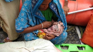 Bihar: Woman delivered a baby on-board an NDRF rescue boat in Madhubani district | बिहार: बाढ़ के बीच नाव में ही महिला ने दिया बच्चे को जन्म Bihar: Woman delivered a baby on-board an NDRF rescue boat in Madhubani district | बिहार: बाढ़ के बीच नाव में ही महिला ने दिया बच्चे को जन्म