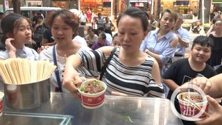 Chinese Man Treats 5,000 People To Free Noodle Soup After Restaurant Returns His Lost US$45,000 Diamond Ring Chinese Man Treats 5,000 People To Free Noodle Soup After Restaurant Returns His Lost US$45,000 Diamond Ring