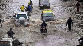 High Tide, Heavy Rains Flood Mumbai, Local Trains Suspended, Chaos on Roads High Tide, Heavy Rains Flood Mumbai, Local Trains Suspended, Chaos on Roads