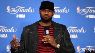 LeBron James Calls Donald Trump a ‘Bum’ After US President Rescinds White House Invitation to Stephen Curry LeBron James Calls Donald Trump a ‘Bum’ After US President Rescinds White House Invitation to Stephen Curry