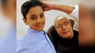 Former President of India Pranab Mukherjee Masters An Important Feat, Learns To Take Selfie From A Boy Former President of India Pranab Mukherjee Masters An Important Feat, Learns To Take Selfie From A Boy