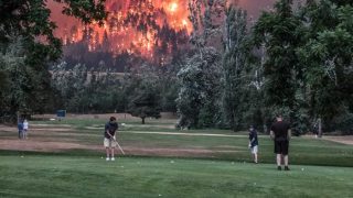 This Viral Eagle Creek Fire Photo Of Golfers Playing While The Hill Behind Them Burned Is Not Fake, Says Photographer Kristi McCluer This Viral Eagle Creek Fire Photo Of Golfers Playing While The Hill Behind Them Burned Is Not Fake, Says Photographer Kristi McCluer