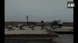 शिक्षक दिवस में अनुपस्थित रहने पर टीचर ने छात्रों को मुर्गा बनाकर दौड़ा दिया, वीडियो वायरल शिक्षक दिवस में अनुपस्थित रहने पर टीचर ने छात्रों को मुर्गा बनाकर दौड़ा दिया, वीडियो वायरल