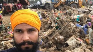 Randeep Hooda Cleans Up Juhu Beach After Ganesh Visarjan - Check Out Pics Randeep Hooda Cleans Up Juhu Beach After Ganesh Visarjan - Check Out Pics