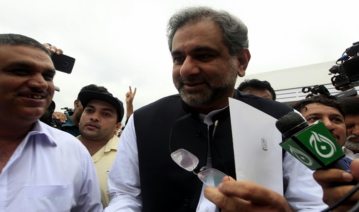 PM Abbasi reaches Karachi on daylong visit PM Abbasi reaches Karachi on daylong visit