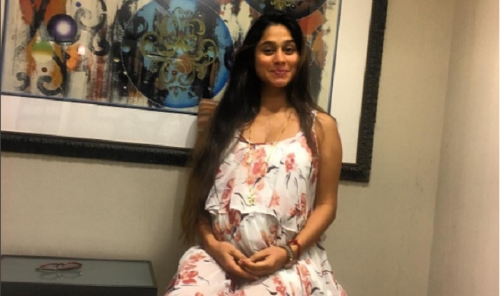 Soumya Seth Announces Her Pregnancy By Flaunting Her Baby Bump In An