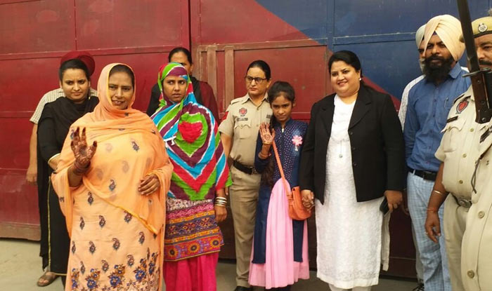Pakistani sisters go back after 11 years in Indian jail Pakistani sisters go back after 11 years in Indian jail