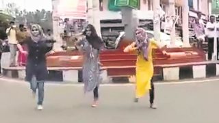 Muslim Women Trolled For Dancing on Kerala Street, More Hijab-clad Students Perform in Flash Mobs in Protest Muslim Women Trolled For Dancing on Kerala Street, More Hijab-clad Students Perform in Flash Mobs in Protest