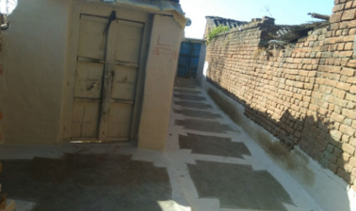 खड़गांय के मकानों में लटके ताले और सूनसान गलियां. खड़गांय के मकानों में लटके ताले और सूनसान गलियां.