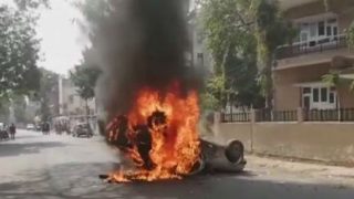 Gujarat Farmer Suicide: Protesters Hold Rallies, Burn Vehicles; Cops Detain Jignesh Mevani Gujarat Farmer Suicide: Protesters Hold Rallies, Burn Vehicles; Cops Detain Jignesh Mevani