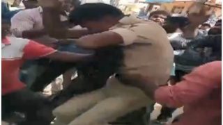 Goons thrashed a cop who went to bust a gambling den in Bengaluru’s Whitefield area | VIDEO: जुआ खेलने से रोका, तो पुलिस को जमकर पड़े लात-घूंसे Goons thrashed a cop who went to bust a gambling den in Bengaluru’s Whitefield area | VIDEO: जुआ खेलने से रोका, तो पुलिस को जमकर पड़े लात-घूंसे