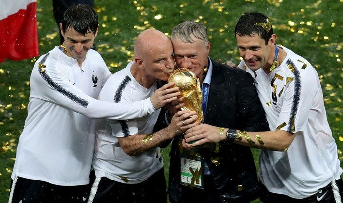 Didier Deschamps e il suo staff posano con la Coppa del Mondo vinta nel torneo di Russia 2018. Foto: Getty.