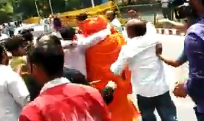 Image result for Swami Agnivesh Attacked On Way To Pay Tribute To Vajpayee At BJP Office