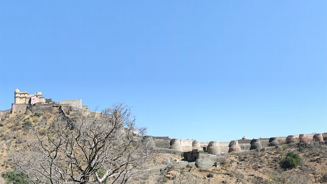 Kumbalgarh stretches into the horizon Kumbalgarh stretches into the horizon