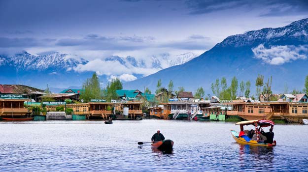 JammuandKashmir_Srinagar_DalLake_Locals-in-Shikara-in-Dal-Lake