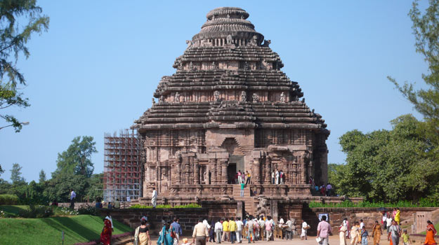 Odisha_Konark_Konark-Sun-Temple_Pilgrims-at-the-Konark-Sun-Temple-in-Odisha