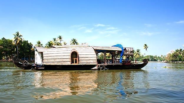 Kerala_Kumarakom_Houseboat-Ride_Houseboat-afloat-the-serene-waters-in-Kerala