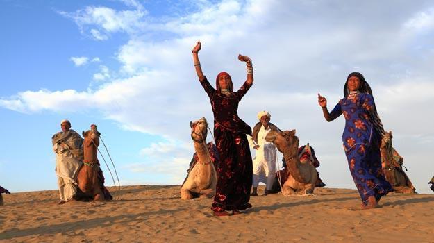 8-Rajasthan_Jaisalmer_Cultural-Dance-in-Sam-sand-dunes-near-Jaisalmer