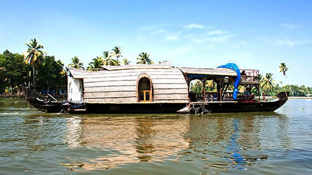 Kerala_Kumarakom_Houseboat-Ride_Houseboat-afloat-the-serene-waters-in-Kerala