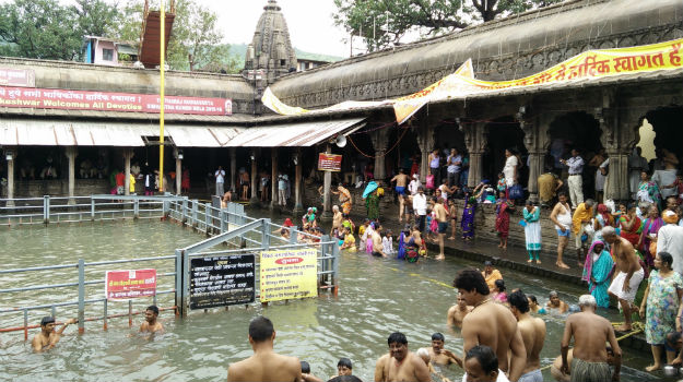 THIS IS HOW CROWDED IT GOT IN THE NON-IMPORTANT DATES. QUITE MANAGEABLE. I WENT TO OTHER GHAT AREAS WHICH WERE EMPTY. A LOVELY EXPERIENCE TO TAKE A DIP IN QUIET AND SOLITUDE.