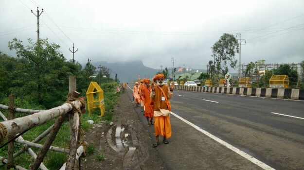 BABAS HEADING TOWARDS NASHIK. I ASKED THEM IF I COULD CLICK A PICTURE AND HE WAS REALLY HAPPY. SMILED AND CHANTED RADHE RADHE WHILE I TOOK THE PIC.