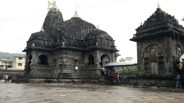 After visiting the main sanctum sanctorum, devotees could sit outside in the quiet temple courtyard
