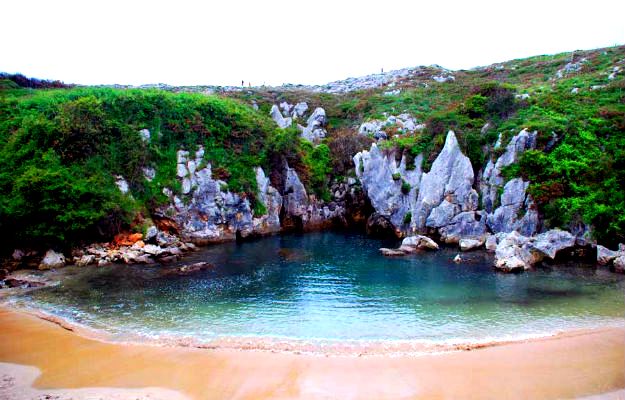 18-travel-Playa-de-Gulpiyuri-Spain