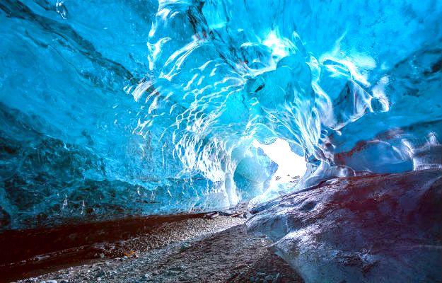 11-travel-Skaftafell Ice Caves Iceland