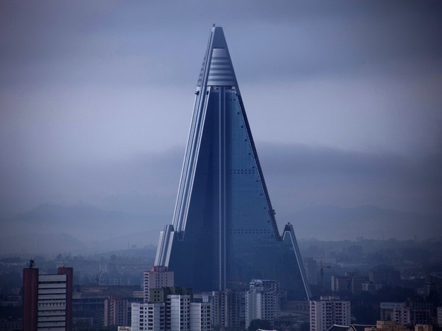 12abandoned-ryugyong-hotel