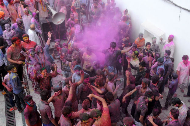 20 Vivacious Pictures Showing How India Celebrated Holi 2016 Today ...