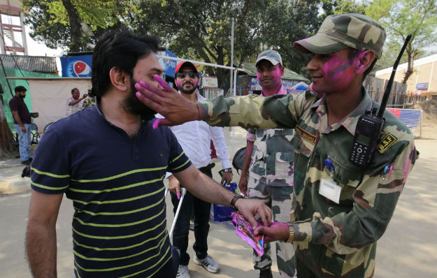 BSF Jawan at Attari border Pakistani visitor
