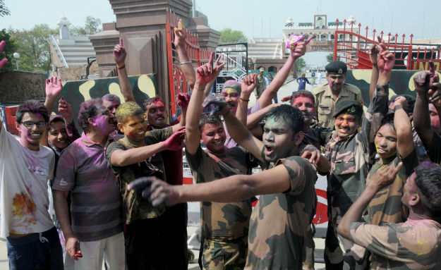 BSF jawans celebrate Holi at the Attafri-Wagah border
