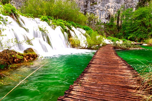 Croatia-Wooden-path-in-National-Park-in-Plitvice