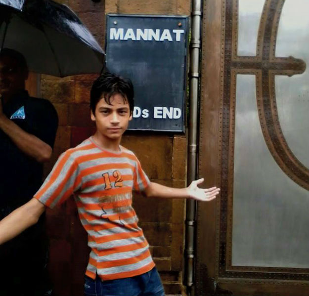Fan in the rain - Mannat