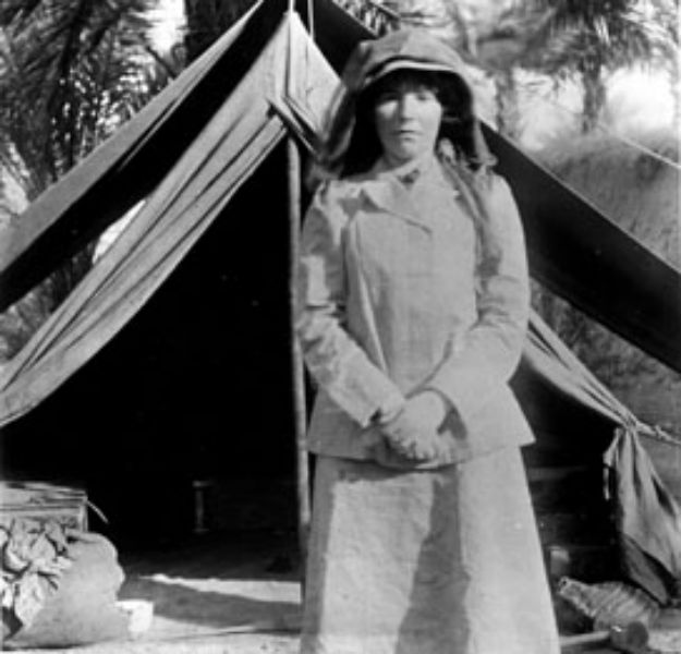Gertrude_Bell_in_Iraq_in_1909_age_41