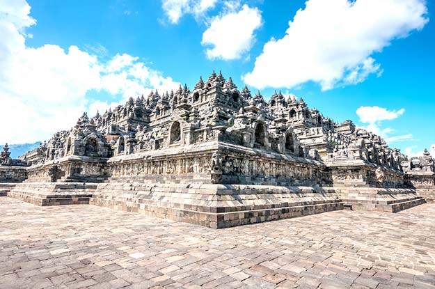 Heritage Buddist temple Borobudur complex in Yogjakarta in Java-shutterstock_276182384