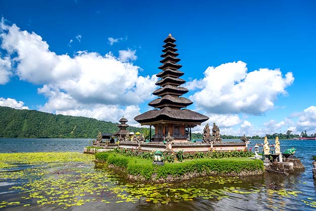 Pura Ulun Danu temple-shutterstock_215412709