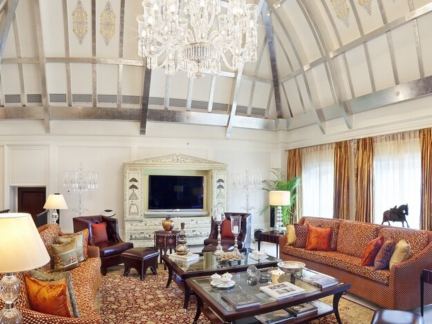 10tata-suite-living-area