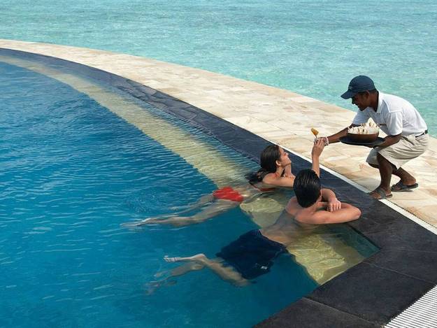 malaika-arora-khan-hot-photos-maldives-resort8