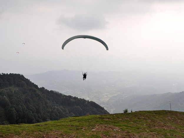 Paragliding_at_Bir
