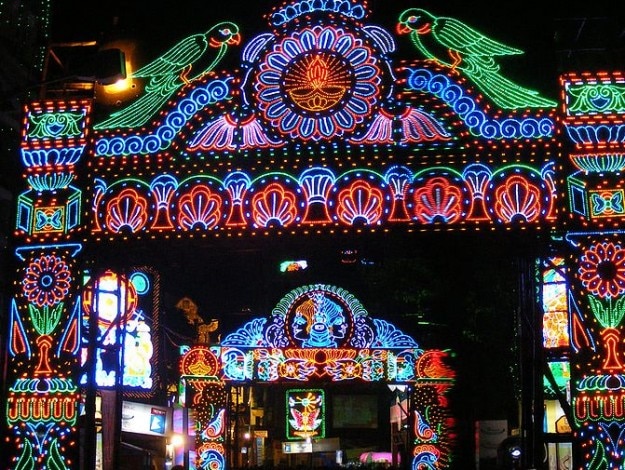 671px-Durga_Puja_Lights
