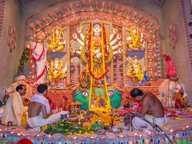 priests-worship-goddess-Durga-625x470