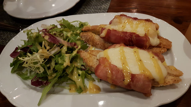 Cuatro días de mar, la brisa y una Real experiencia de crucero! - India.com 8 Garlic bread - Giovannis