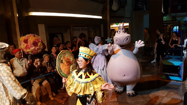 Cuatro días de mar, la brisa y una Real experiencia de crucero! - India.com 4 Gloria, the hippopotamus from Madagascar in the Royal Parade on Mariner of the Seas